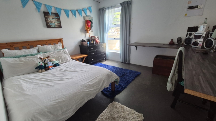 To Let 4 Bedroom Property for Rent in Wavecrest Eastern Cape